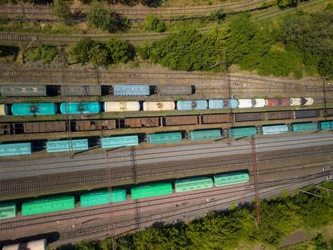 High-angle overlook displays multicolor rolling stock stationed at freight te Stock-Fotos