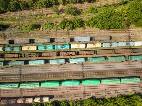 High-angle overlook displays multicolor rolling stock stationed at freight te Fotos Stock