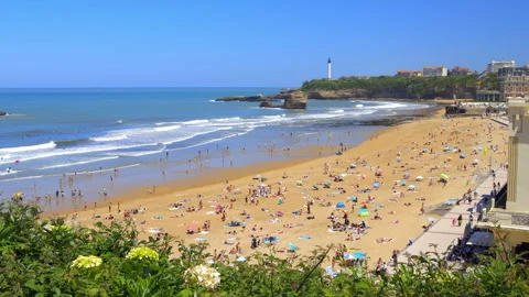 High-angle overview of tourists sunbathing on Grande Plage beach in Biarritz Stockbeeldmateriaal 340209591