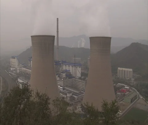 High angle pan from coal burning power plant to polluted land Stock Footage 86744592