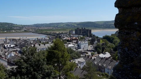 High angle panning shot of town Conwy Conway in Wales 库存影片 91592615