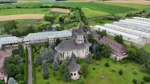 High-Angle Panorama of the Holy Cămârzani Monastery Complex in Rural Romania Vídeo Stock 314231144