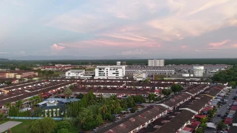 High angle panoramic view of a sprawling suburban housing estate Видео 329355137