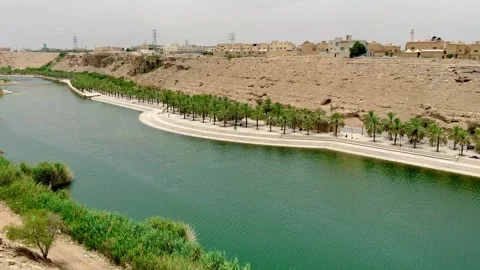 High angle panoramic view of Wadi Hanifa in Riyadh with palm trees and water Vídeo Stock 334556961