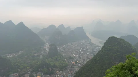 High angle panoramic view of Yangshuo town valley and Li river surrounded by maj 스톡 동영상 336623398