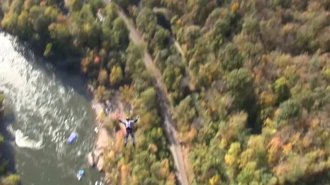 High angle of parachutists jumping off from New River Gorge Bridge Video stock 86477105