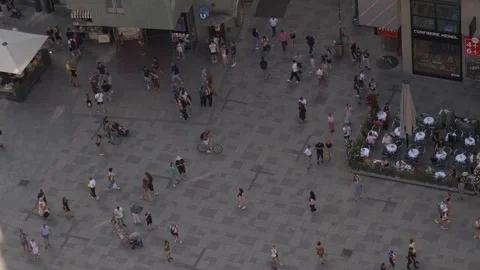 High angle of people walking around Stephensplatz square in Vienna, Austria Stock-Footage 285105200