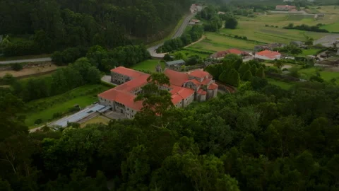 High-angle perspective of an ancient monastery featuring a central courtyard and 库存影片 336191039