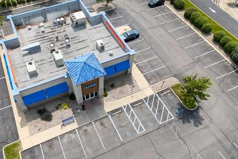 A high-angle perspective of a retail or office building, characterized by its Stock-Fotos