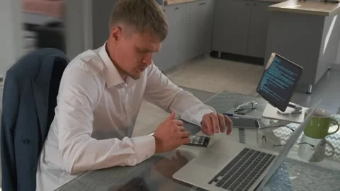 High angle programmer returns to work after break, daylight enhancing focus. Vídeos de archivo 294173902