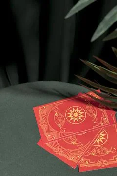 High angle red tarot cards table Foto stock