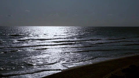 High angle sea waves beach, contre jour. Video stock 126587250