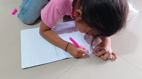 High angle shot of an Asian child focused on studying. Vídeos de archivo 321938899