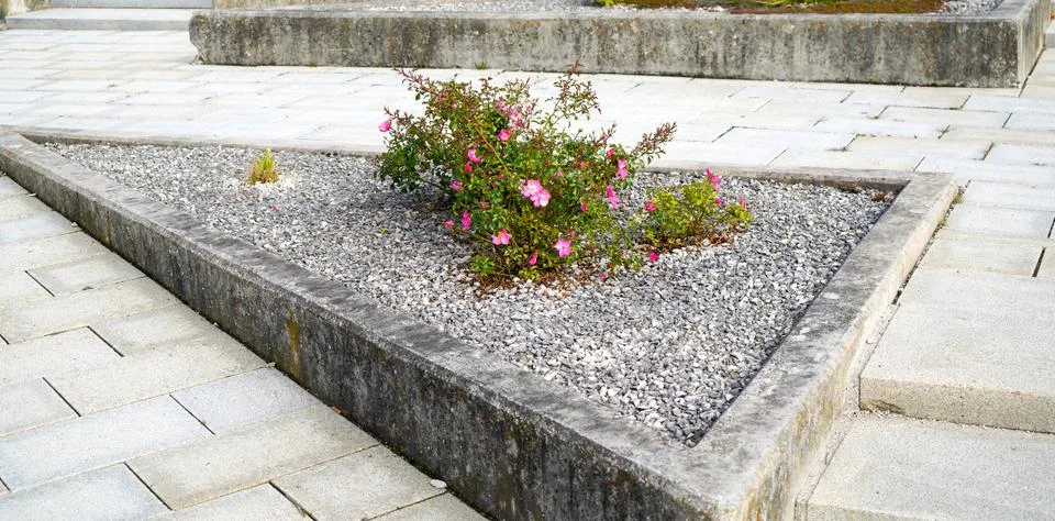 High angle shot of a cement triangular flower sand space in a park 스톡 사진