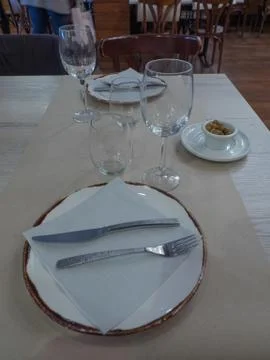 High angle shot of the empty plates with cutlery on a wooden table in the caf Stock-Fotos