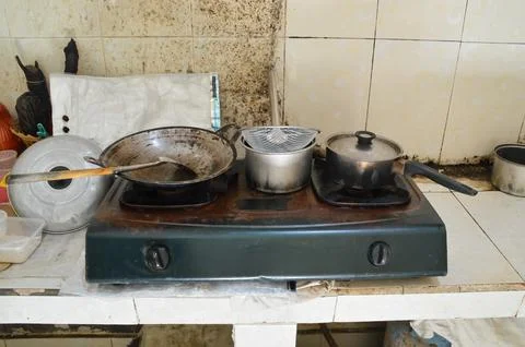 High Angle Shot of Kitchenware and Cooking Utensils on Stove Stockfoto's