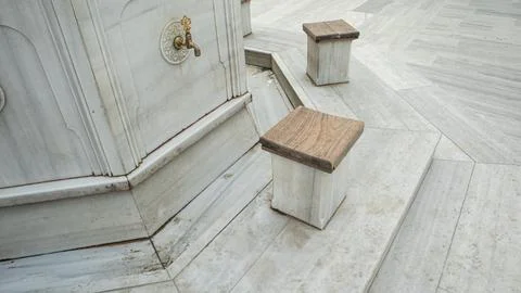 High-angle shot of marble seating and a ritual fountain in a mosque courtyar Stock-Fotos