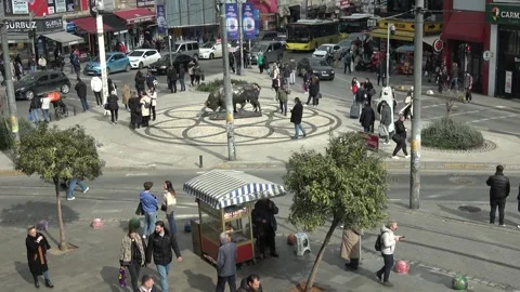 High angle shot of pedestrians around bronze bull statue 動画素材 332994038
