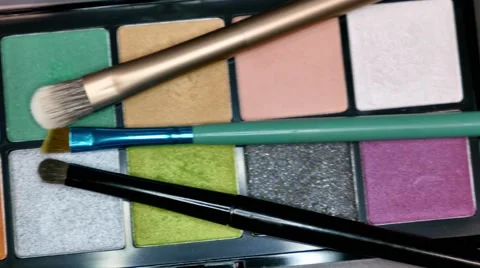 High angle shot of a professional make up palette and some brushes lying on it Vidéo 68996515