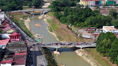 High-angle shot of a river flowing through a built-up area Vidéo 332735624