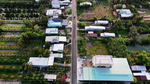 High angle shot of a village path with houses and gardens from above Vídeos de archivo 335809353