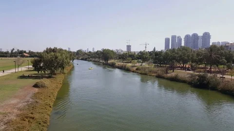 High angle shot of Yarkon River, paddle boats, Akirov buildings, park, sunny day Stockbeeldmateriaal 80651167