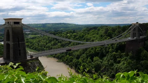 High angle side view of Bristol suspension bridge, some greenery in foreground. Vídeo Stock 314596796