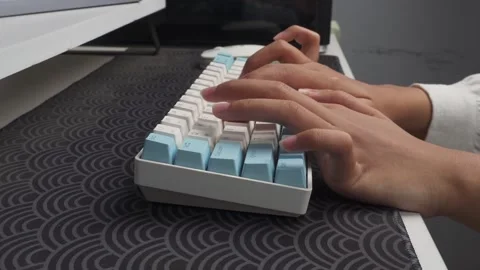 High angle side view of hands typing on wireless keyboard 库存影片 276586541