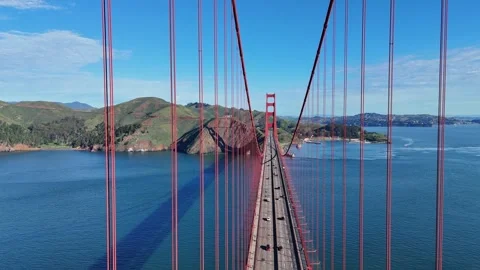 A high-angle, symmetrical drone shot looking down the Golden Gate Bridge, Vídeo Stock 337825015