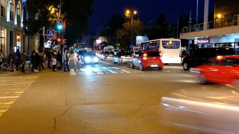 High angle time lapse crosswalk with crowds of people crossing and traffic. Vidéo 104192357