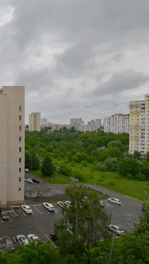 High angle time lapse of thick clouds moving over urban residential area wi.. Vídeo Stock 347606083