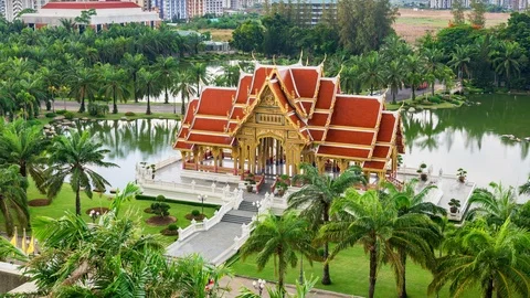 High angle timelapse of Thai Pavilion on side of lake on rainy day Vidéo 111166717