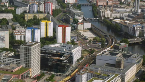High angle of trams traveling next to Spree river in Berlin on sunny day Vidéo 282560339