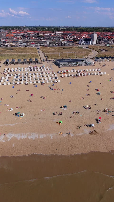 High angle vertical aerial drone video clip of sandy beach, beach cabins Vídeos de archivo 343137279