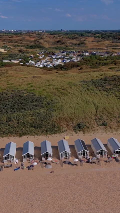 High angle vertical aerial drone video clip of beach cabins, strandhuisjes Vídeos de archivo 343143023