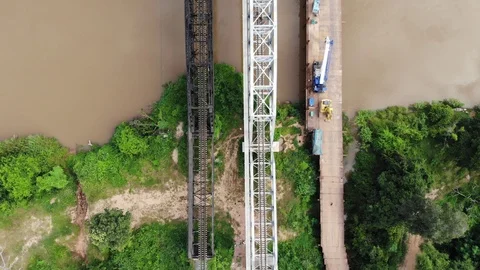 High angle video slides through river bridge. 스톡 동영상 95991397