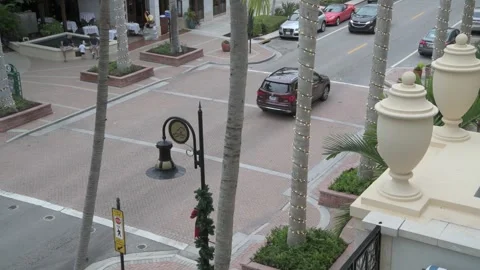 High angle video of traffic going through intersection in downtown Naples. 库存影片 241967334
