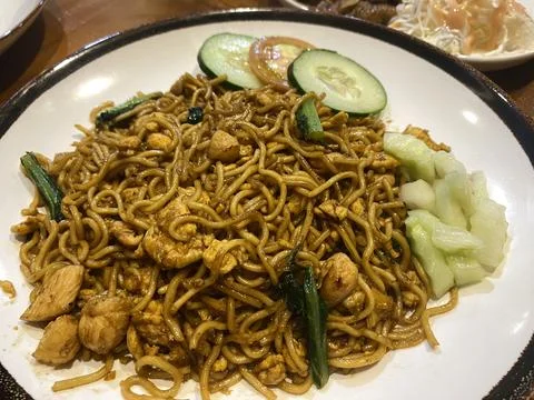High-angle view of a authentic Indonesian Mie Goreng and black pepper beef. Fotos de archivo