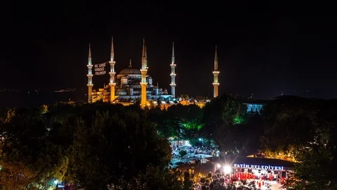 High angle view of The Blue Mosque during Ramadan at night Видео 116913615