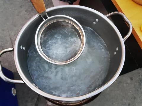High Angle View of Boiling Water in Stainless Steel Pot Foto stock