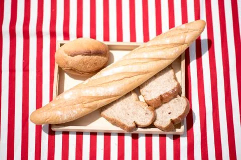 High Angle View Of Bread In Tray On Table Foto stock