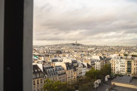 A high angle view of buildings surrounded by greenery under a cloudy sky duri 库存照片
