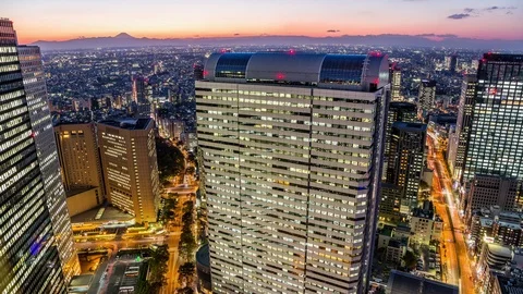 High angle view of a busy office tower in Shinjuku day to night time lapse Vídeo Stock 118854665