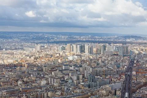 High angle view captures expansive cityscape of Paris Foto stock