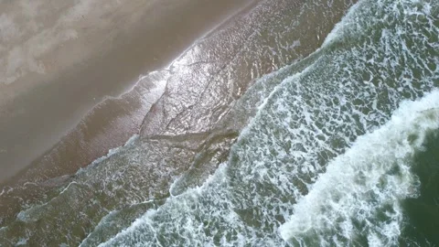 A high angle view captures a quiet beach in summer,  Vidéo 315351601