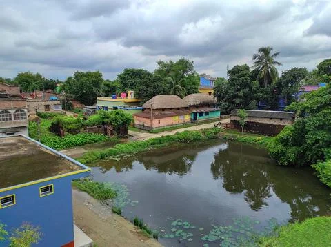 A high-angle view of the charm and quiet rhythm of the countryside. Fotos Stock