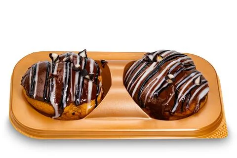 High angle view of Chocolate choux cream pastry in plastic container. Foto stock
