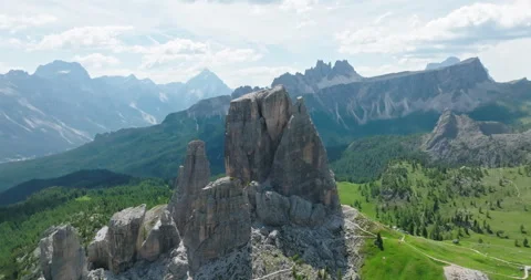 High-angle view of Cinque Torri, Dolomiti Ampezzane, Dolomites, Italy Vídeo Stock 251428184