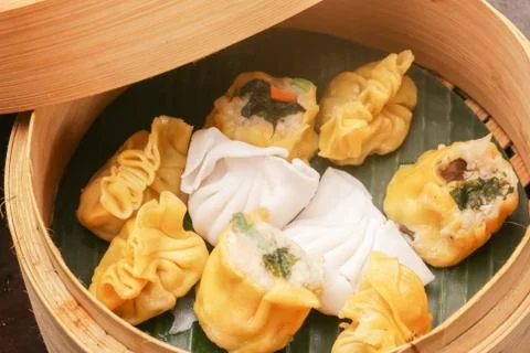 High angle view of cooked dumplings inside of bamboo steamer Stockfoto's