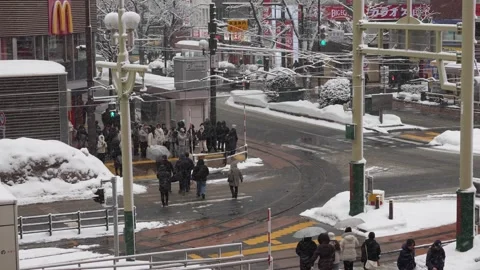 High angle view of crowds at Susukino intersection in Sapporo on a snowy day Vídeo Stock 330176728